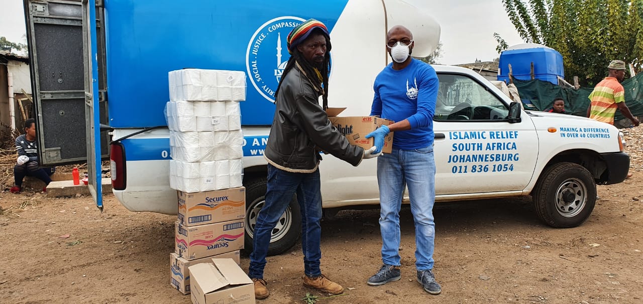 Community group deelt hygienekits uit tegen corona, Zuid-Afrika