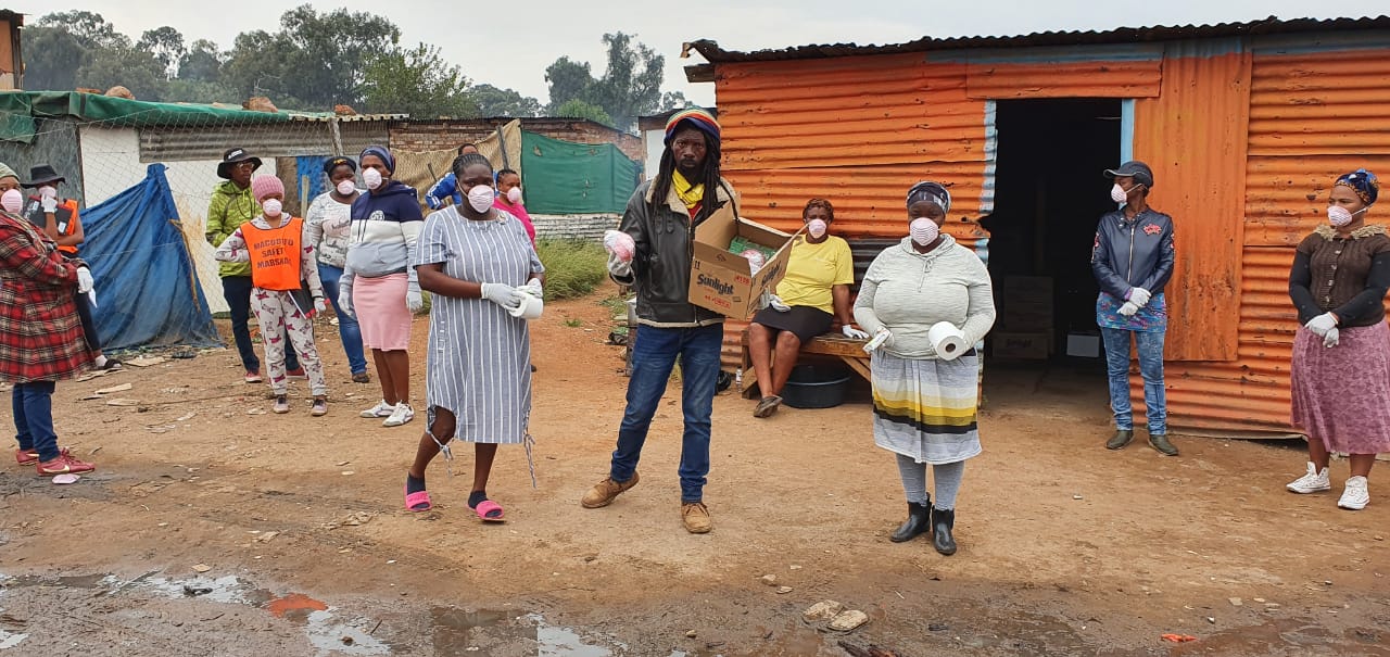 Community group deelt hygienekits uit tegen corona, Zuid-Afrika