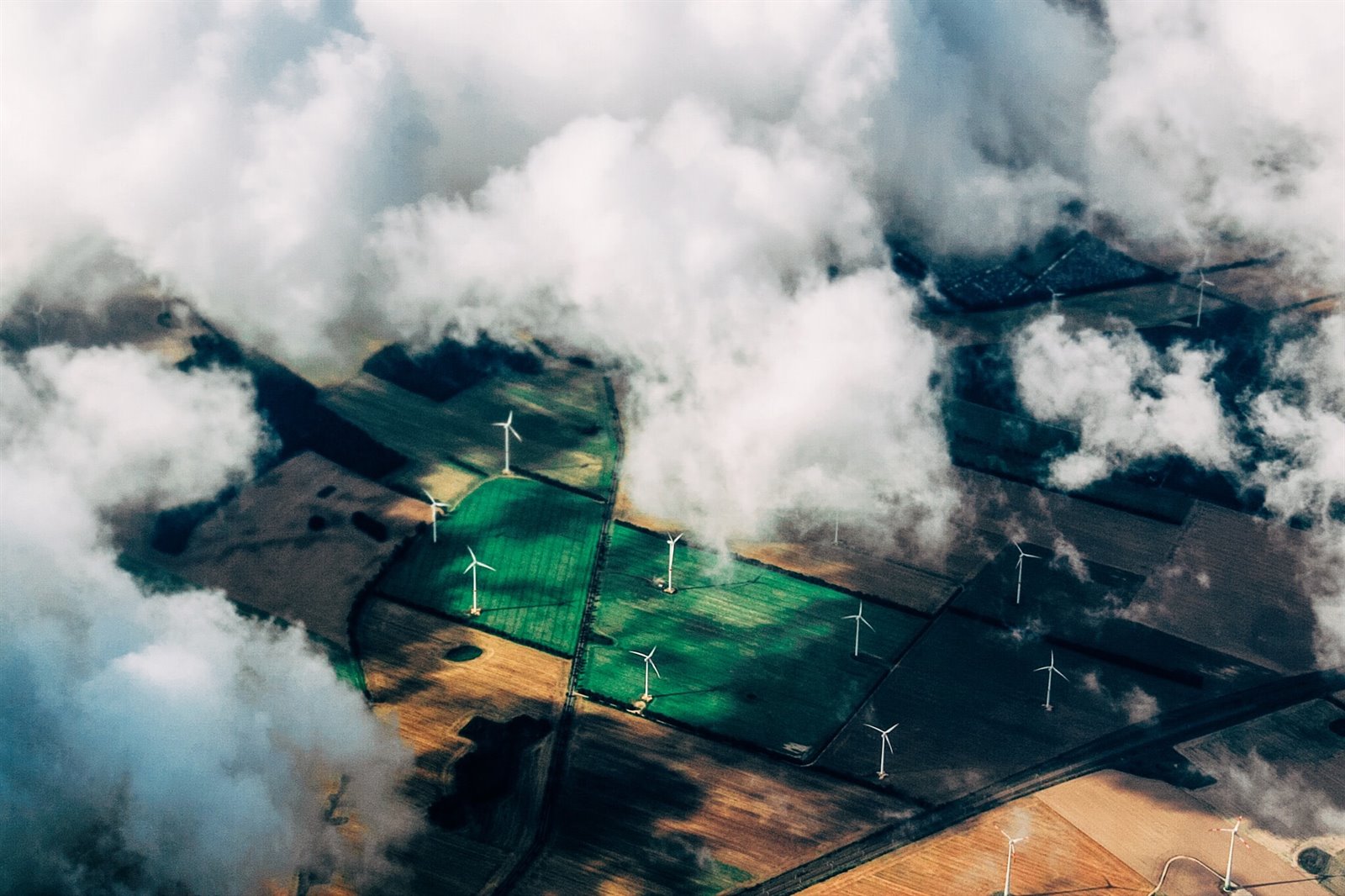 Windmolens en rook in het Nederlandse landschap