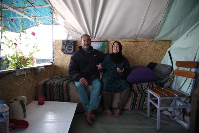 Ahmed en Nabiya in hun tent die Ahmed heeft uitgebouwd in Kamp Katsikas griekenland - Ilvy Njiokiktjien