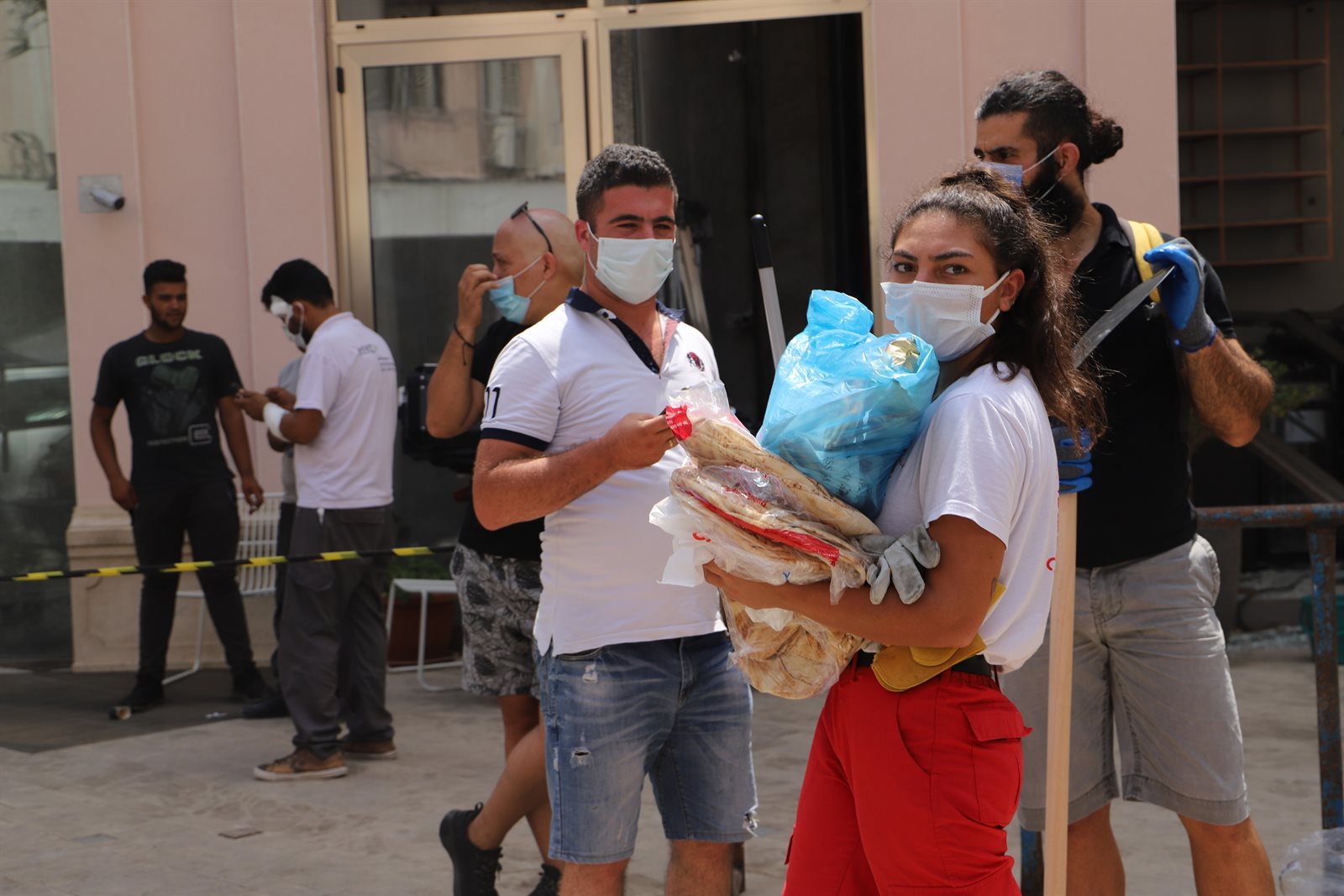 Na de Beiroet-explosie in 2020 delen hulpverleners voedsel uit
