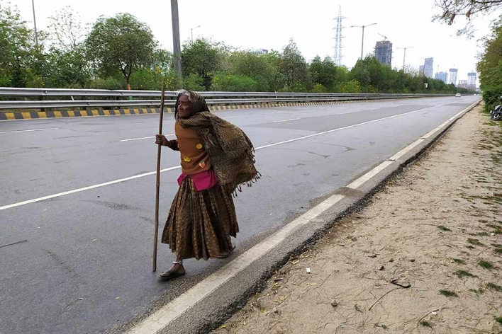 Corona - 90 years old Kajodi walks afoot from Delhi  to her village in Rajasthan