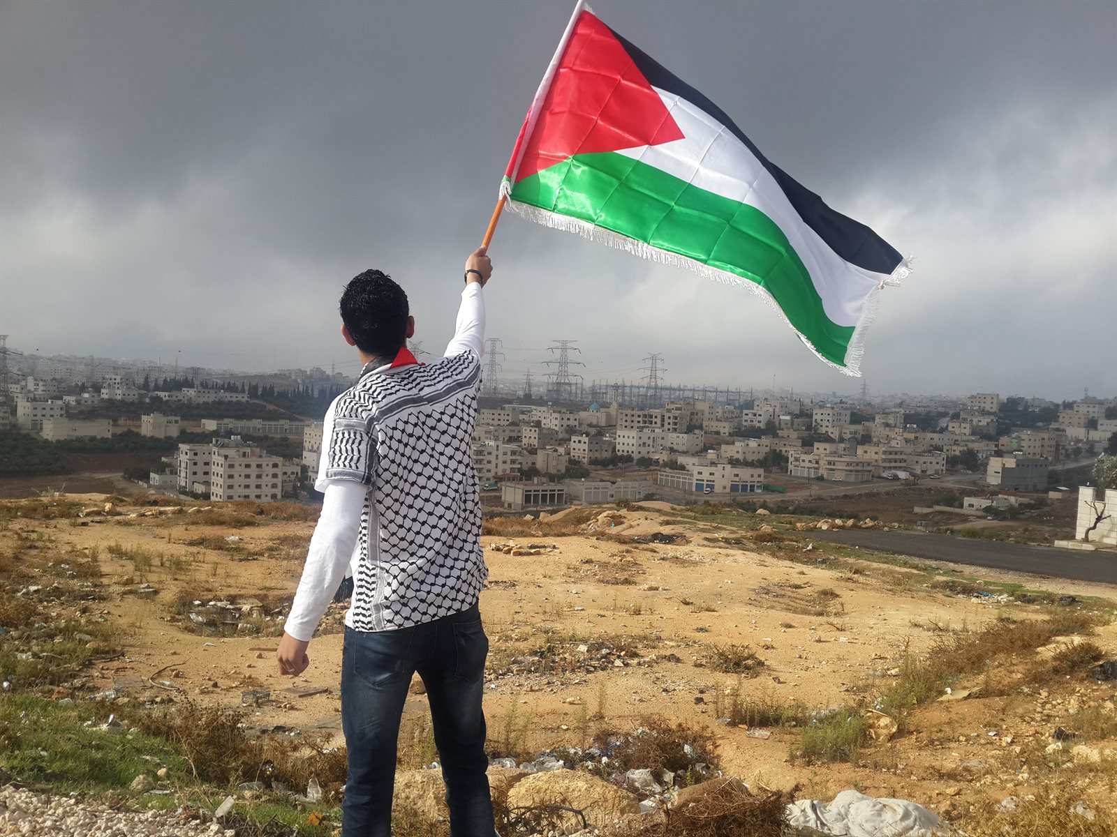 Een man zwaait met een Palestijnse vlag