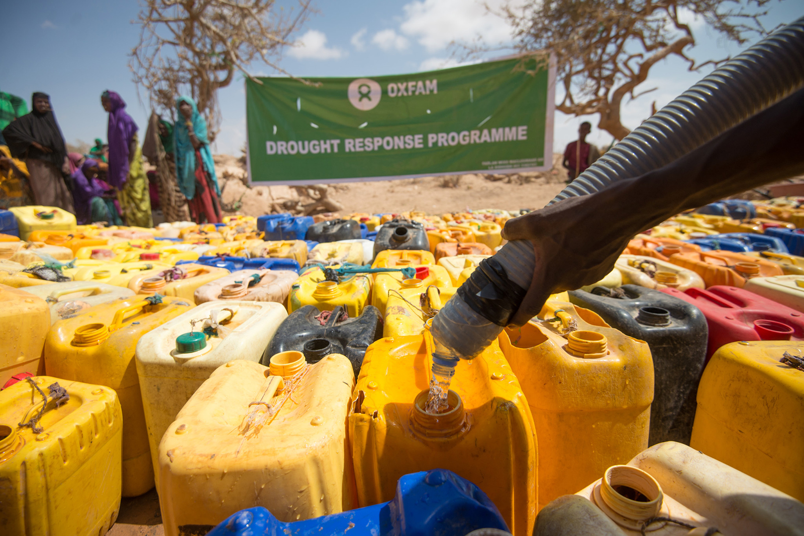 Vanwege de extreme droogte in Somaliland wordt er schoon drinkwater uitgedeeld