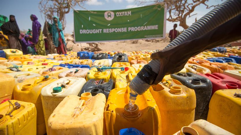 Somaliërs ontvangen schoon drinkwater. Door klimaatverandering kampt het land met extreme droogte.