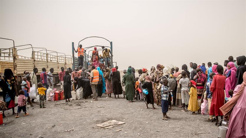 Sudanese mensen bij de grens van Zuid-Sudan onderweg naar ons kamp in Renk.