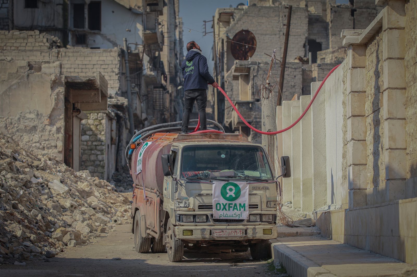 Een watertank levert water aan een opvanghuis in Aleppo, Syrië