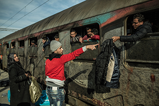 Voor veel vluchtelingen is het onzeker of ze nog verder mogen. Veel zitten vast in Griekenland, of aan de grens tussen Servië en Macedonië. Foto's: Oxfam