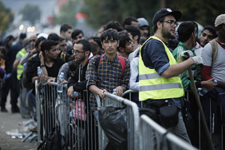 Voor veel vluchtelingen is het onzeker of ze nog verder mogen. Veel zitten vast in Griekenland, of aan de grens tussen Servië en Macedonië. Foto's: Oxfam