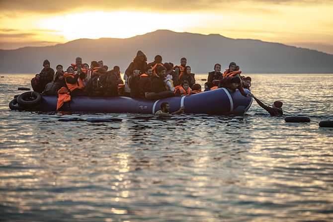 Vluchtelingen komen aan in Griekenland. Sinds de Turkije-deal is het aantal vluchtelingen dat via Griekenland reist afgenomen. Foto: Oxfam.