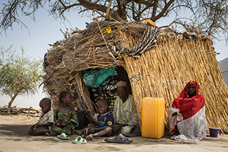 In Niger verblijven vluchtelingen in overvolle vluchtelingenkampen, waar ze zelf van gevonden materiaal huisjes bouwen. Foto's: Vincent Tremeau/Oxfam