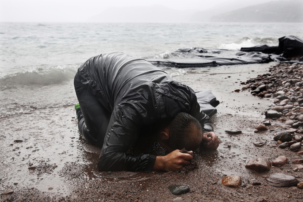 Een migrant komt aan op Lesbos