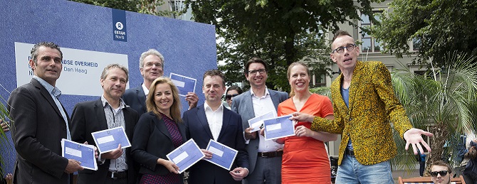 Directeur Tom van der Lee van Oxfam Novib (links) en ambassadeur Dolf Jansen (rechts) overhandigen de aangiftes aan leden van de Tweede kamer. Foto: Arie Kievit