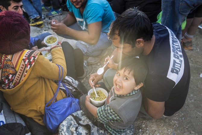 Vluchtelingen op Griekenland krijgen warme maaltijden van Oxfam Novib