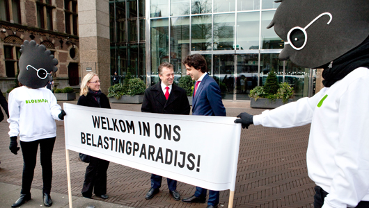 Pak de internationale belastingontwijking aan! Deze oproep doen Wieb en Bloempje vandaag aan de de Tweede Kamer