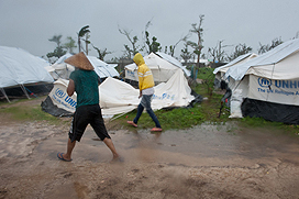 Storm na de tyfoon op de Filipijnen en opnieuw duizenden mensen geëvacueerd. 