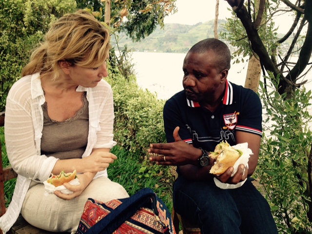 Ariane in gesprek met humanitair hulpverlener Paul