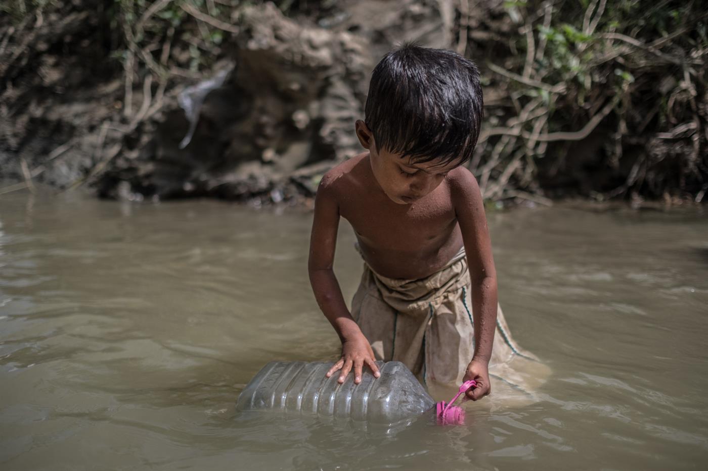 2017 myanmar bangladesh rohingya vervuild drinkwater tommy trenchard oxfam gb