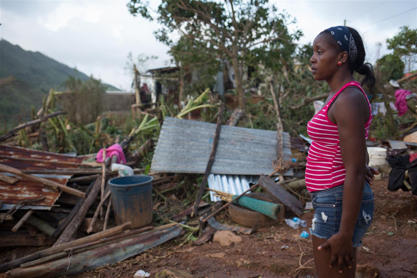Betty Oguite kijkt naar haar huis, die door orkaan Irma volledig is vernietigd. Met de regen is haar winkel en de kleding die ze daar verkoopt ook verloren gegaan.