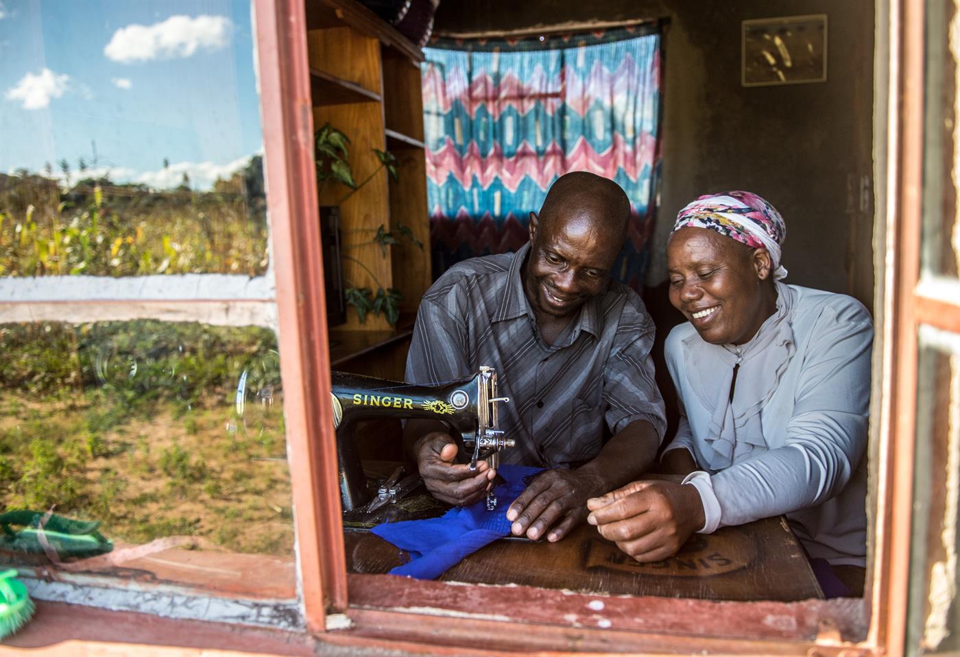 2017 Zimbabwe-WECARE-Orpheus-Paulina-naaimachine-Aurelie Marrier d'Unienville