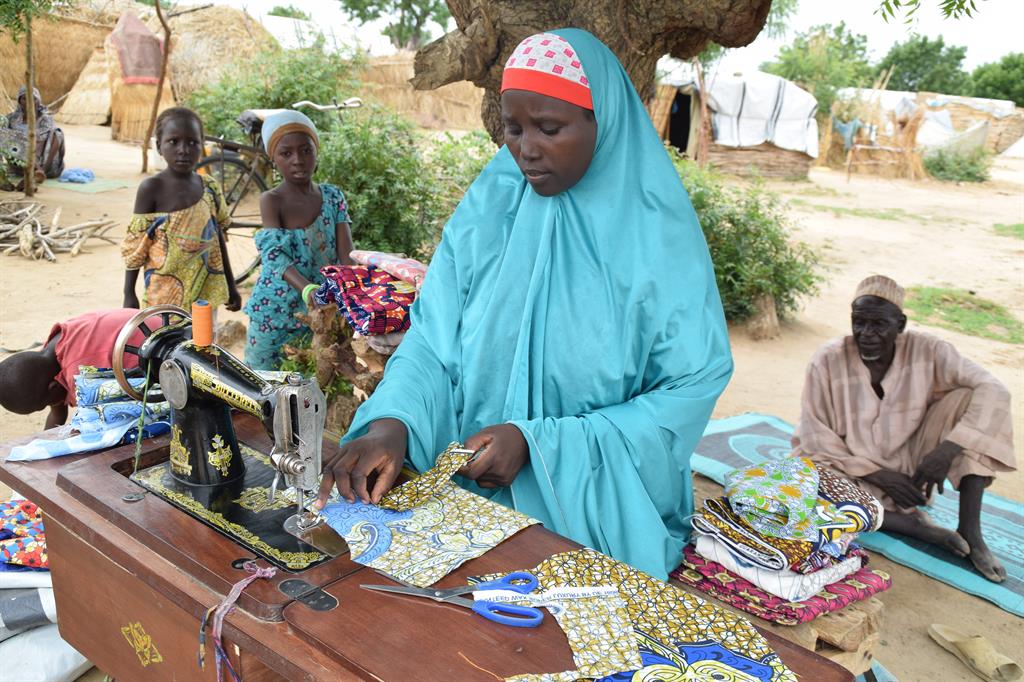201706 Nigeria Raimi Moshood Oxfam Maryam achter naaimachine