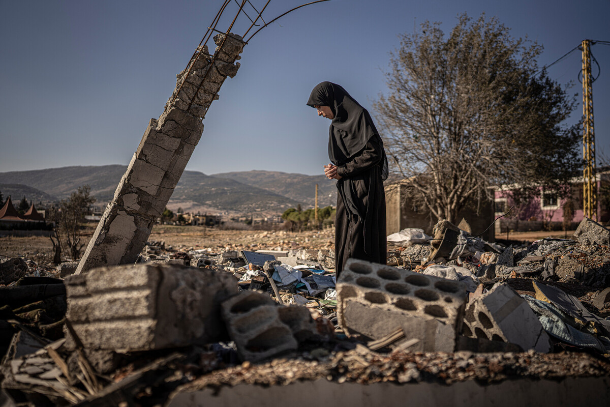 2025, Libanon - Ruba Chamas in de ravage van haar huis, dat verwoest werd door luchtaanvallen door Israel