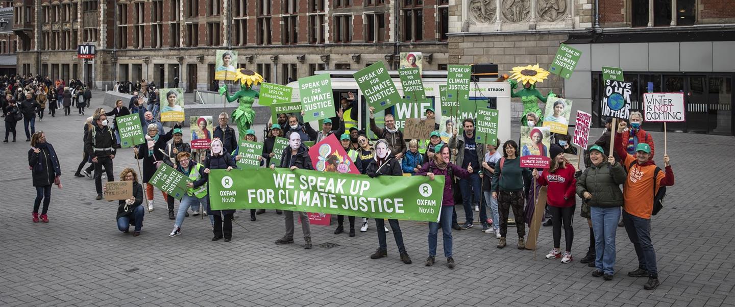 Mensen met spandoeken waarop staat: 'We Speak Up for Climate Justice'