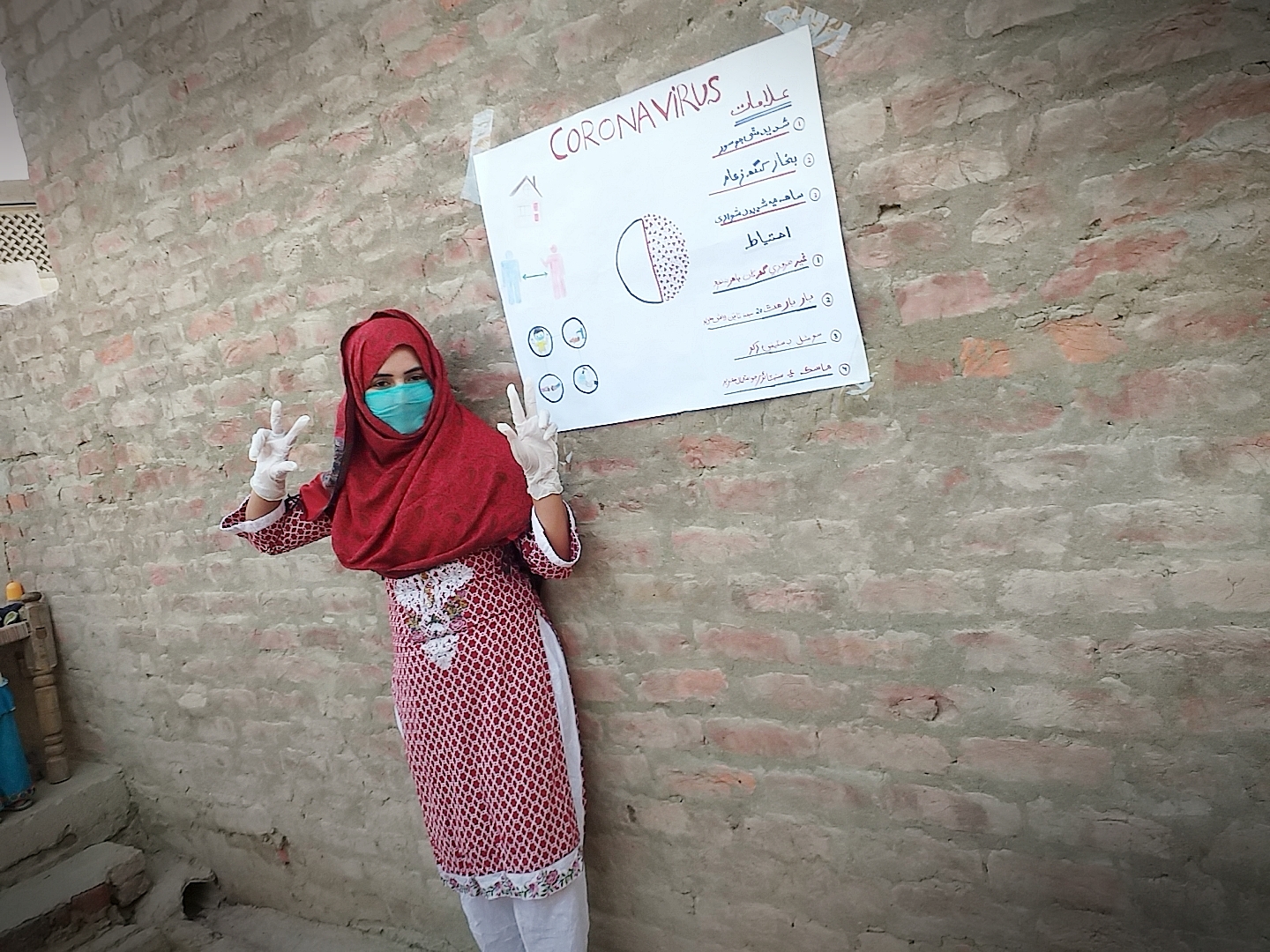 Salma in Pakistan geeft corona voorlichting