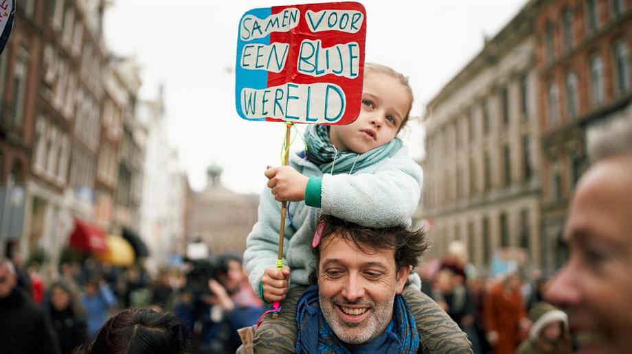 Kindje met protestbord 'Samen voor een blije wereld'