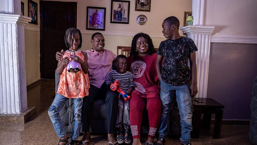 Olivia thuis met haar gezin.