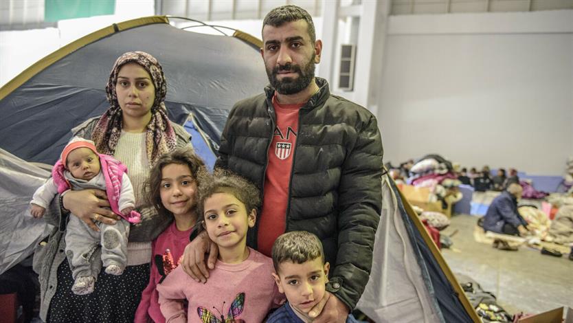 Ali Dalmen (28) met zijn gezin in een opvanglocatie
