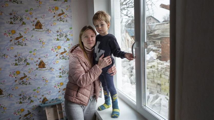 Dit Oekraïense gezin heeft na een explosie nieuwe ramen gekregen