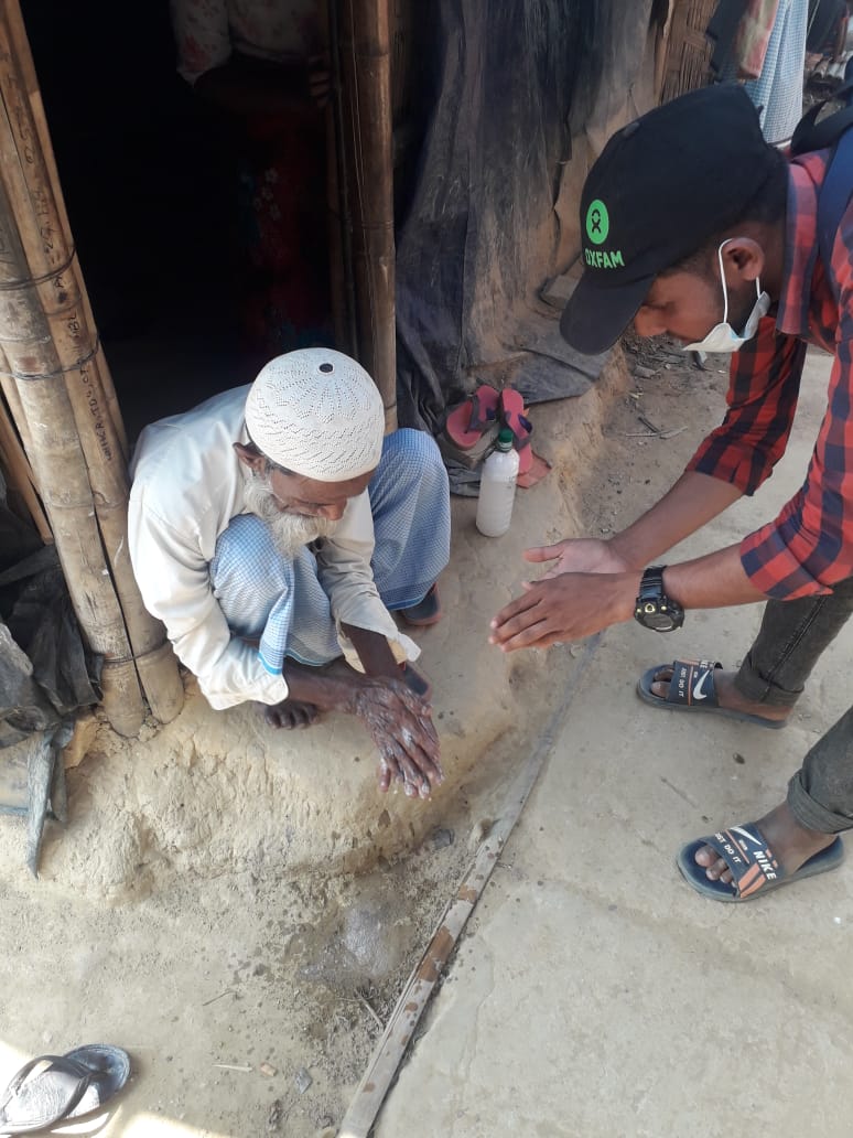 Bangladesh - jeugdgroep geeft voorlichting handenwassen