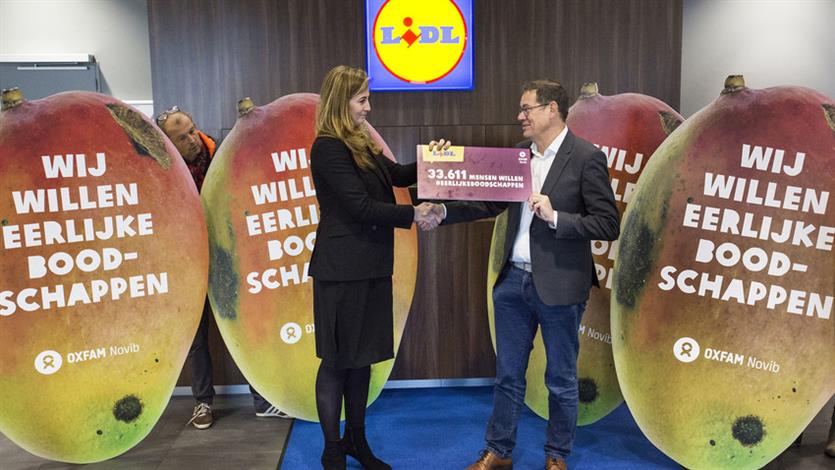 Al jaren voeren wij campagne om uitbuitingsvrije boodschappen te eisen van onze supermarkten, en deze petitie-overhandiging aan Lidl in 2019 was daar onderdeel van.