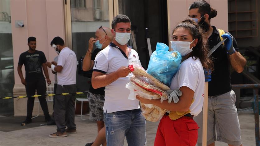 Na de Beiroet-explosie in 2020 delen hulpverleners voedsel uit