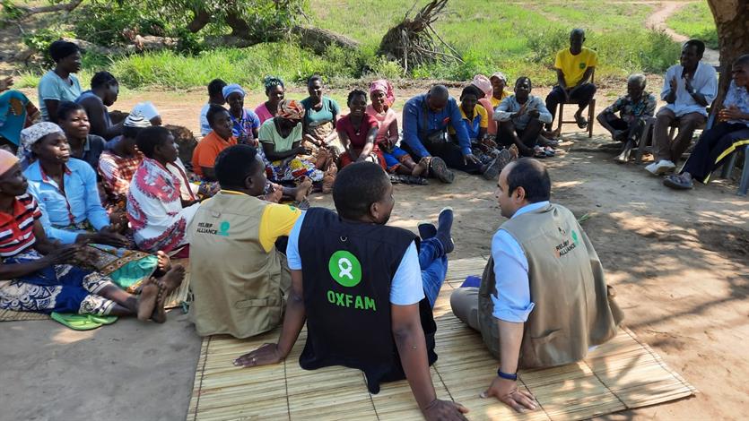 Abdur Safi (rechts vooraan) en zijn Mozambikaanse collega's spreken met de gemeenschap in Maganja da Costa, één van de regio's die noodhulp kregen.