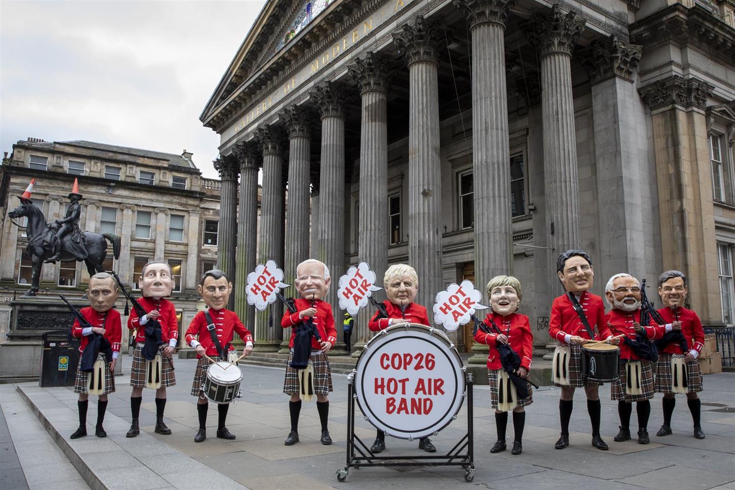Bij de start van de VN-klimaattop in Glasgow eisen actievoerders van Oxfam Novib dat wereldleiders niet met 'gebakken lucht' oplossingen komen maar met concrete plannen om de klimaatcrisis aan te pakken. Photocredits Oxfam