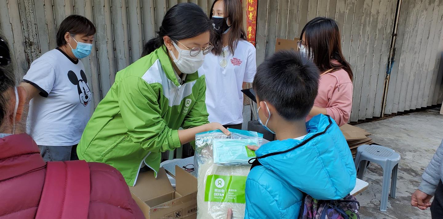 Oxfam deelt rijst uit uit aan gezinnen met lage inkomens in Hongkong