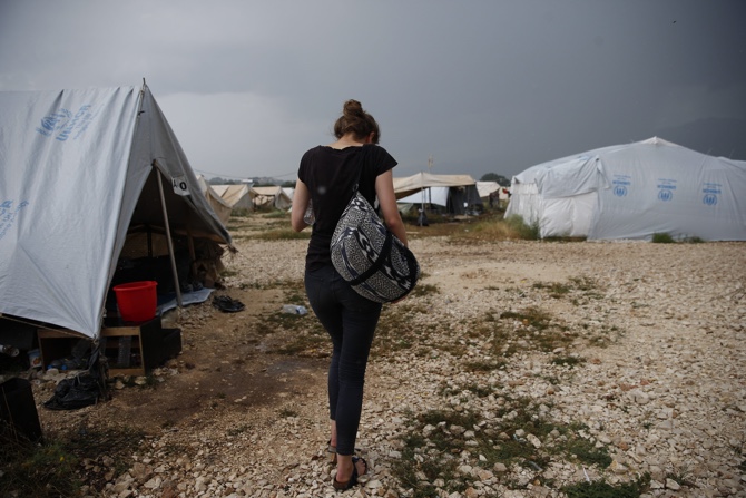 Dodie gaat op bezoek bij bewoners van kamp Katsikas in Griekenland