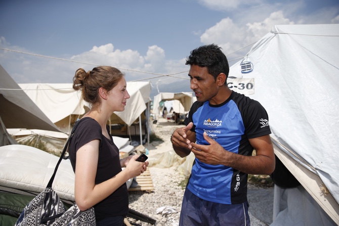 Dodie in gesprek met een van de bewoners van het kamp Katsikas Groekenland - Ilvy Njiokiktjien