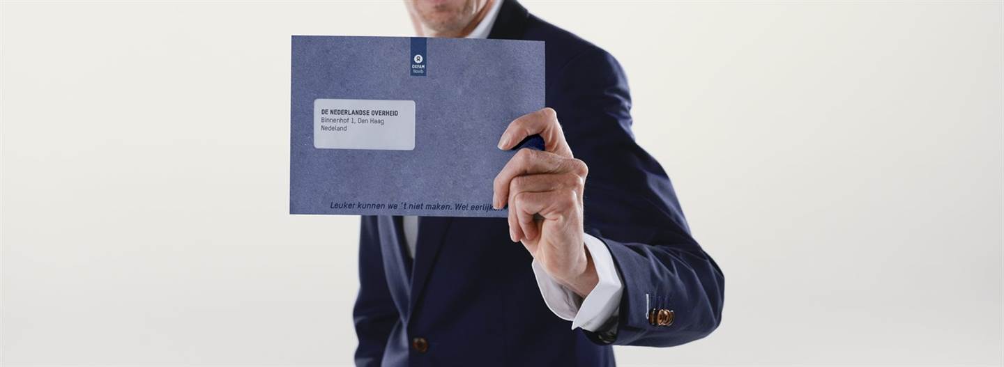 Dolf Jansen met belasting envelop