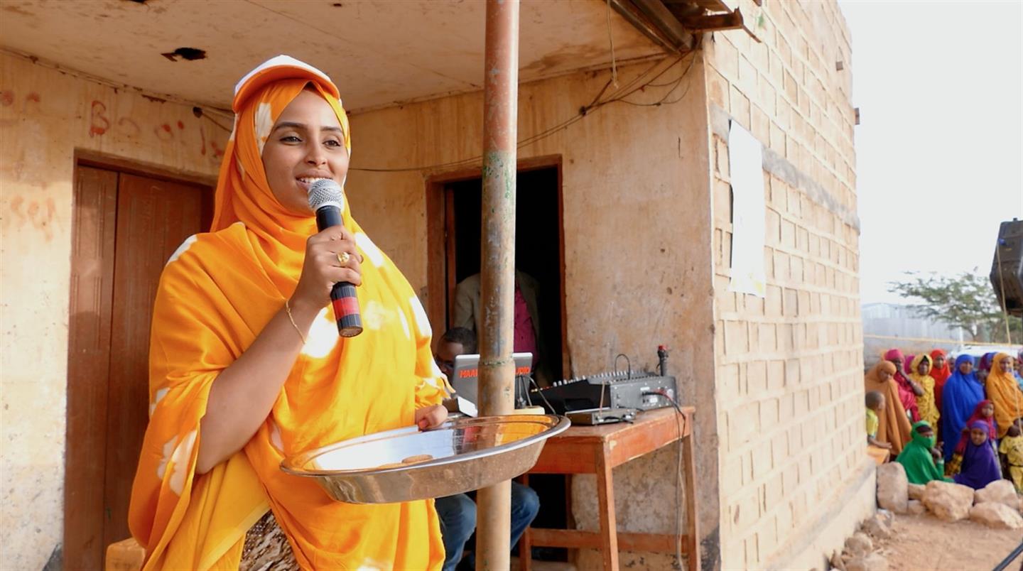 Hamda speelt in een toneelstuk om bewoners Somaliland voorlichting te geven over hygiëne