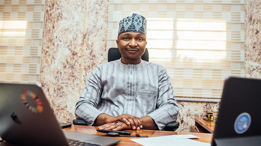 Hamzat Nawal, oprichter van de organisatie Follow the Money in Nigeria. De organisatie controleert overheden en bedrijven op financiële wanprestaties en corruptie.