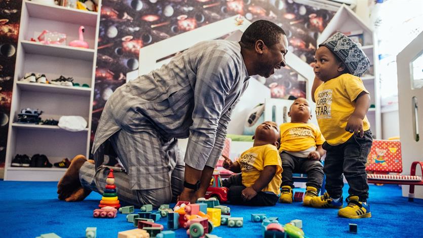 Ondanks Hamzats drukke bezigheden vindt hij elke dag tijd en aandacht voor zijn drieling.