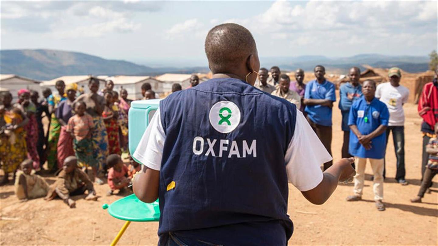 Een Oxfam-medewerker vanaf de rug gezien