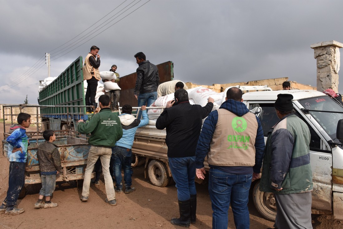 OGB_115985_Chicken Feed Distribution.jpg