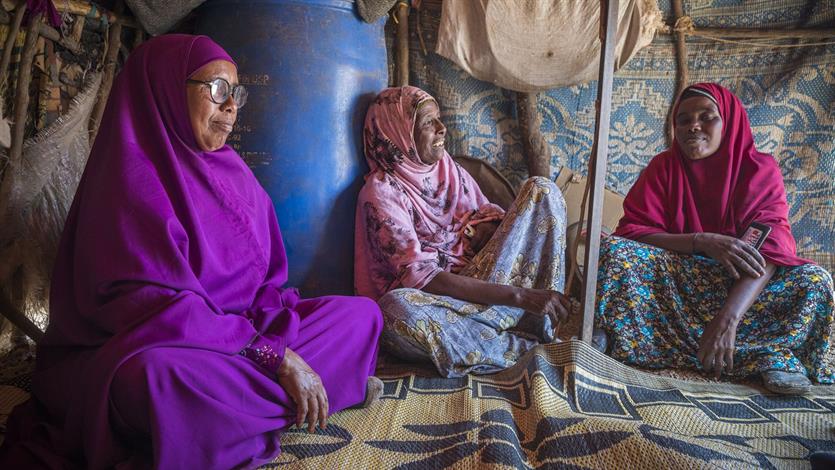 Vrouwen uit het kamp sluiten aan om hun dagelijkse zorgen te bespreken.