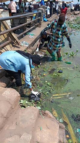 Hilda organiseert ook clean up acties bij Lake Victoria.