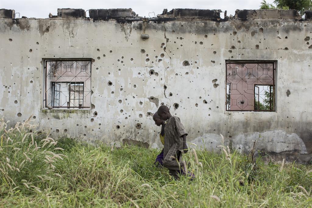Huizen zijn verwoest, vaders, zonen en broers vermist in Noordoost-Nigeria Kapotte huizen in Noordoost-Nigeria