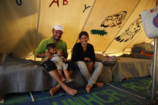 Kawa met zijn vouw en zoontje zijn vluchteling in Griekenland